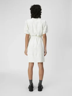 OBJECT Klänningar*BRODERIE ANGLAISE KORT KLÄNNING Cloud Dancer