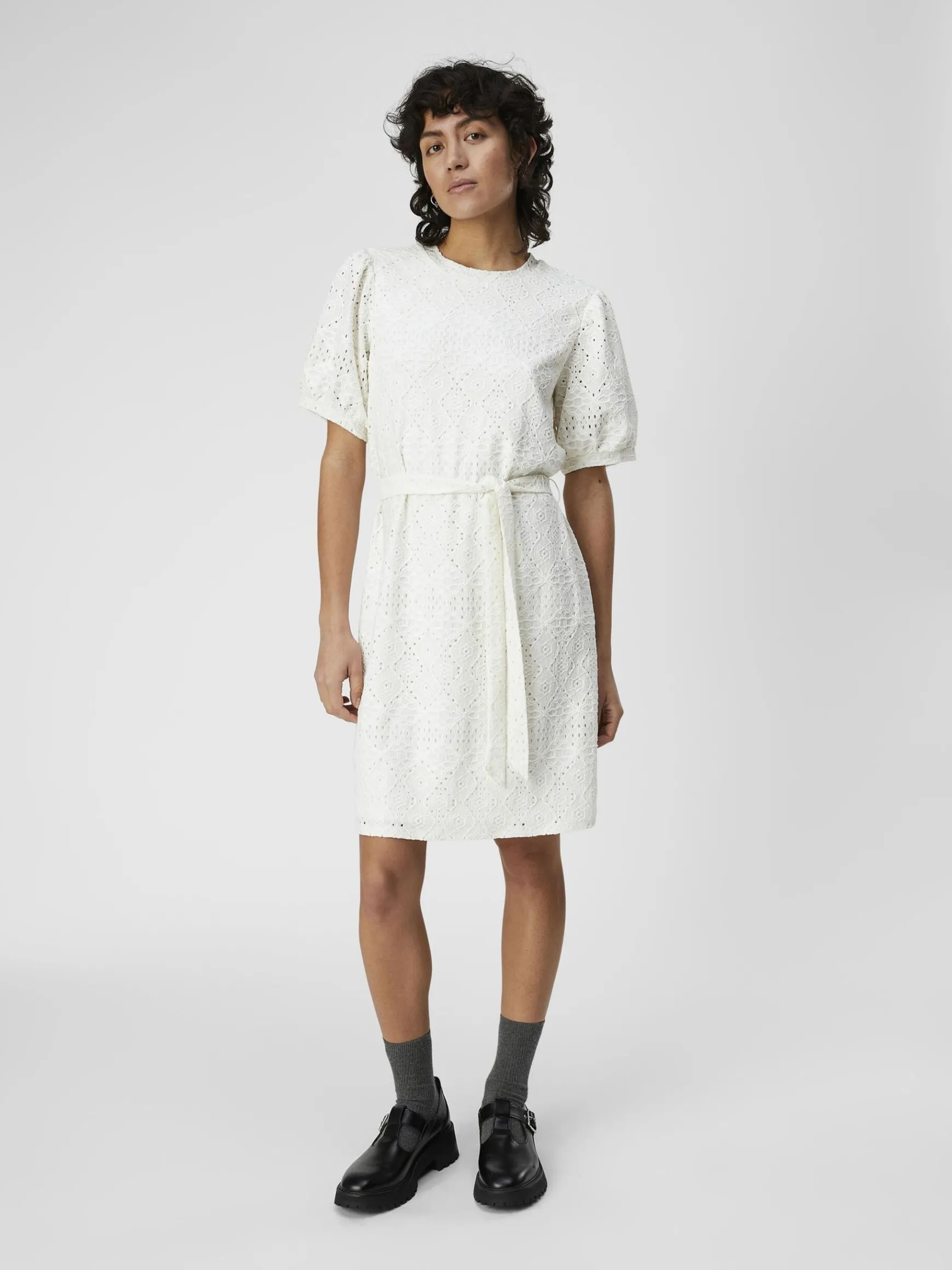 OBJECT Klänningar*BRODERIE ANGLAISE KORT KLÄNNING Cloud Dancer